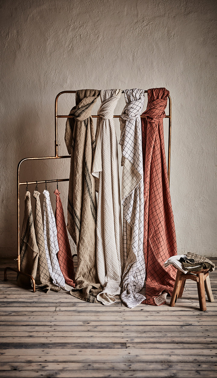 Affari of Sweden - ELSA Bordsduk, Korall/svart